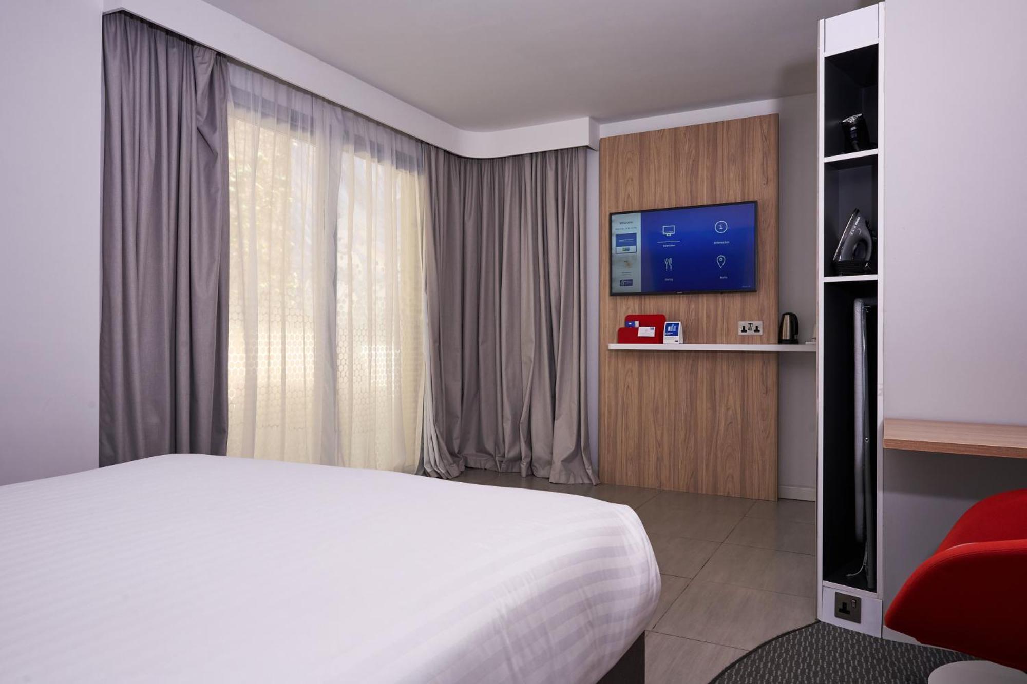 Holiday Inn Express - Malta By Ihg Saint Julian's Exterior photo